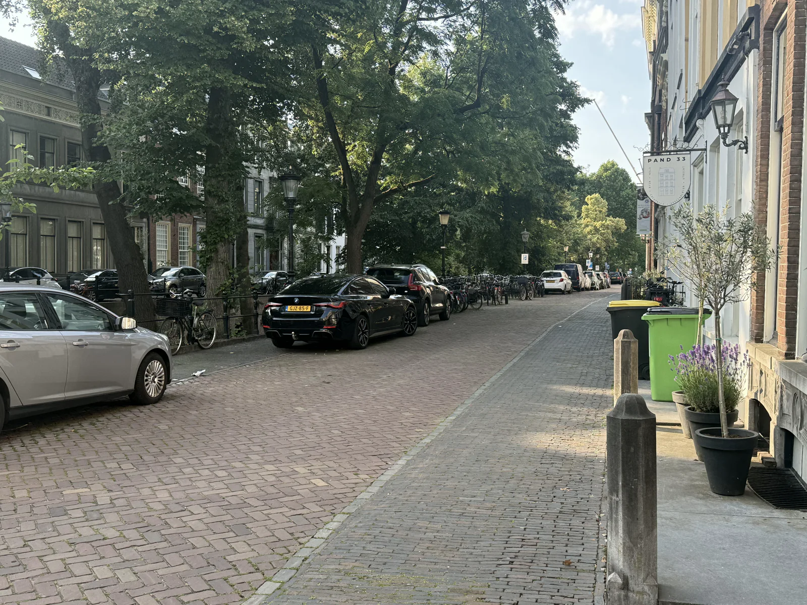 De straatzijde van de Nieuwegracht onder de bomen